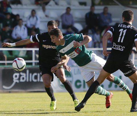 Santi Comesaa, durante una jugada del derbi de ayer contra el Racing de Ferrol. 