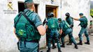 Agentes de la Guardia Civil entran en la casa de Galdo, en Viveiro, para detener a la mujer a la que acusan de hacer apologa del terrorismo yihadista