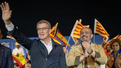 El presidente del PP, Alberto Núñez Feijoo, y el de los populares catalanes y candidato a la Generalitat, Alejandro Fernández, este domingo en un mitin en Lérida