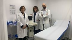 Carmen Otero, directora del distrito sanitario de Cee; María Lema, subdirectora de enfermería; y Domingo José López, cardiológo.