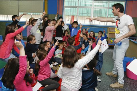 <span lang= es-es >Jorge Mira</span>. El físico baiés realizó un experimento con los escolares del colegio de Gándara-Sofán, quienes le hicieron un mural para agradecerle la vista. Los niños realizaron muchas preguntas que el científico respondió con paciencia.