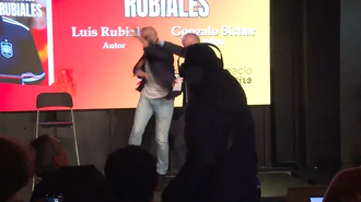 Luis Rubiales, atacado por un desconocido durante la presentacin de su libro