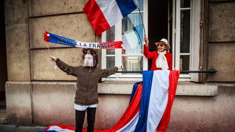 Ciudadanos franceses celebran, en Saint Mande, el fin del confinamiento, ayer lunes