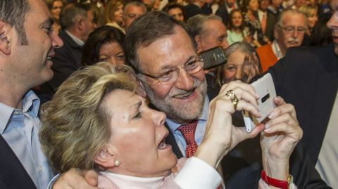 Mariano Rajoy acompa a Juanma Moreno en un acto del PP en Granada.