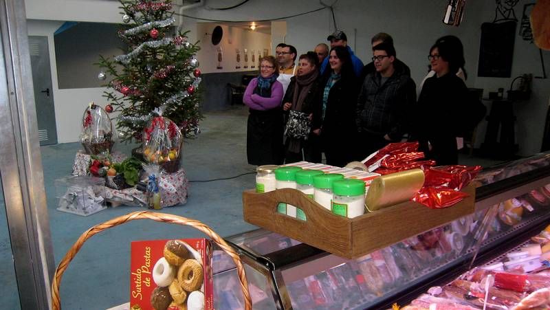 Celebraci�n en O Rosal tras repartir el Gordo.El mercado tradicional fue presentado por los comerciantes de la plaza y los concejales