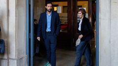El rapero José Miguel Arenas Beltrán, más conocido como Valtònyc, junto a su abogada, Isabel Elbal (d) saliendo del juicio celebrado hoy martes en la Audiencia de Sevilla en el que ha sido condenado a dos años de prisión por llamar «a matar a un guardia civil» durante un concierto