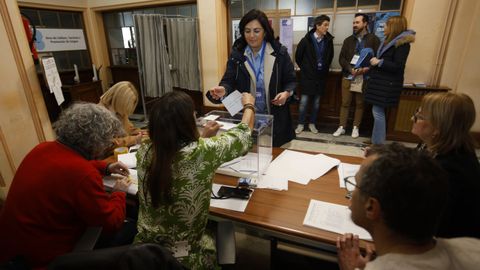 La mindoniense Elena Candia, nmero 1 del PP por Lugo, votando en la mesa electoral de la Casa do Concello de Lugo