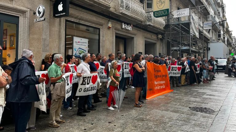 Denuncian a discriminación que sufriu unha clienta por falar en galego nunha tenda de tecnoloxía en Vigo
