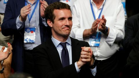 Casado promete una integración plena de Sáenz de Santamaría y su equipo