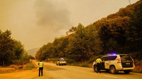 La Guardia Civil mantiene cortada la salida de Galicia por Carballeda de Valdeorras por el incendio forestal que afecta a la comarca y ahora avanza con fuerza por el Bierzo
