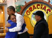 Obama se abraza con una emigrante de origen mexicano en una visita a Nashville. 