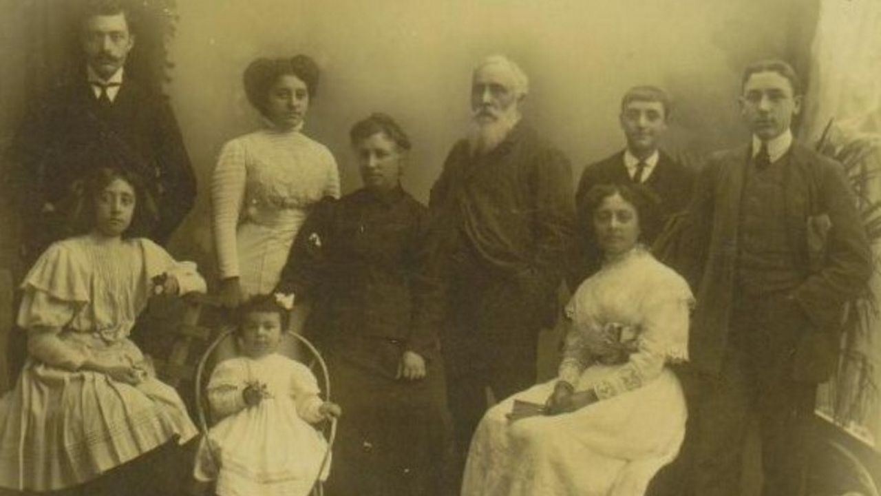 As se trabaja en el obrador de pasta fresca La Ideal.El secretario xeral de Emigracin, en el centro de la imagen, de pie, durante el encuentro en Buenos Aires.