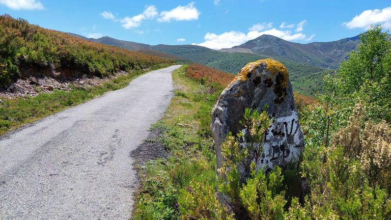 Mojón en A Cespedosa que divive Navia, Cervantes y Suárbol