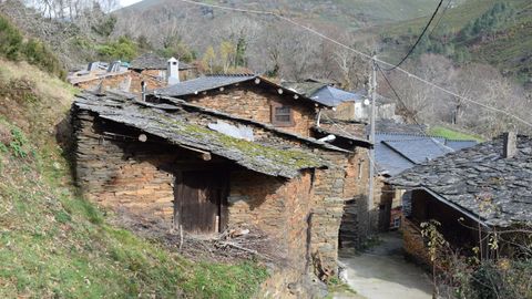 Arquitectura tradicional en casas abandonadas en Parada de Luzara