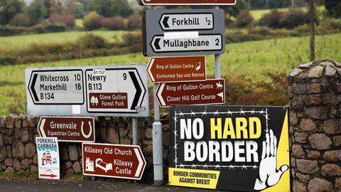Carteles indicativos instalados en una carretera en la localidad norirlandesa de Forkhill, fronteriza con la República de Irlanda