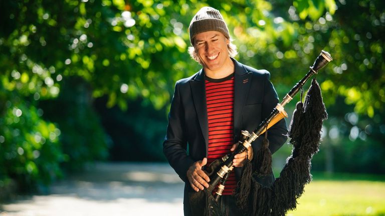 Carlos Núñez: «Cada vez que subo al escenario vuelvo a ser el niño de ocho años que se emocionaba tocando la gaita»