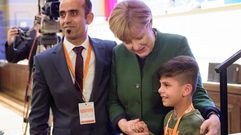 Un nio afgano da las gracias a Angela Merkel por su poltica de refugiados