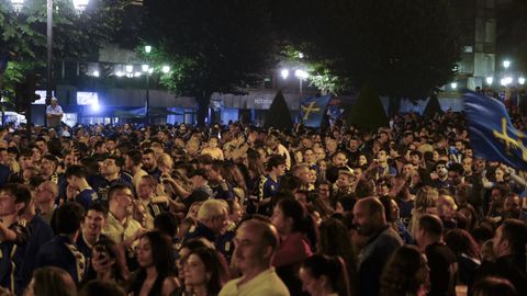 Cientos de aficionados celebran el ascenso del Real Oviedo en la plaza Amrica