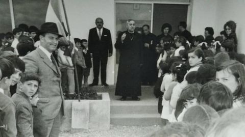 Foto de la inauguración del colegio de Castro Caldelas, en agosto de 1972.