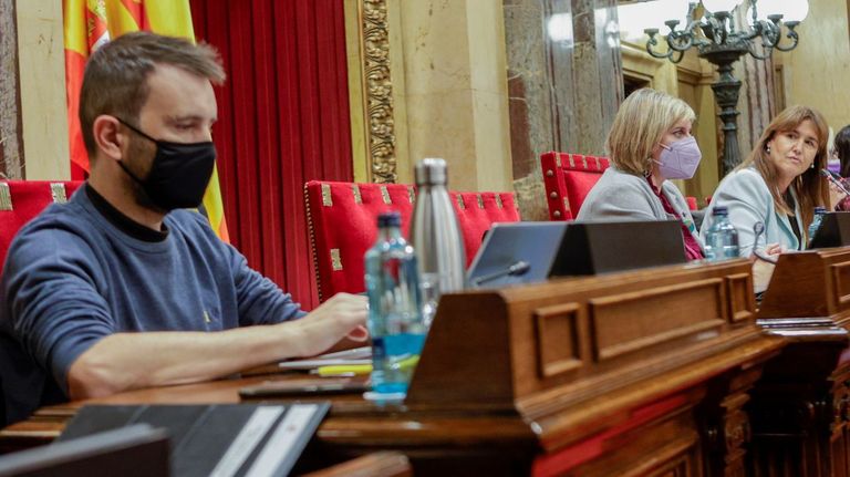 Pau Juvillà, de la CUP, es observado por la presidenta de la Cámara catalana, Laura Borràs, durante una sesión parlamentaria.