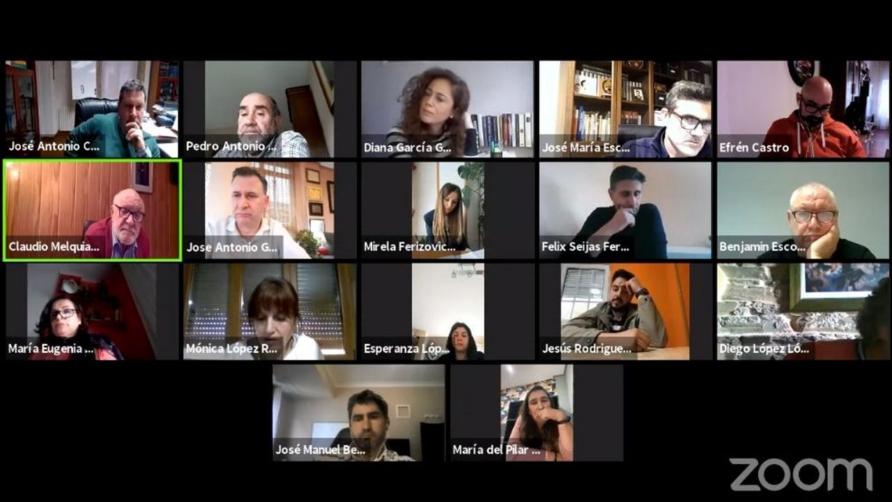 El cartel de Xela Arias junto al mural de la escritora elaborado por Mon Devane en su calle