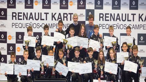 Fernando Alonso y Jes�s Prensa con los 20 ni�os finalistas de la segunda edici�n del Open Renault Kart Peque�os Campeones