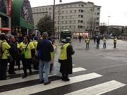 Un grupo de ahorradores afectados por las preferentes cortaron el tr�fico en plaza de Am�rica