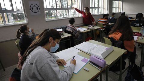 Aula con ventanas abiertas en el IES Vilar Ponte de Viveiro a primeros de octubre, durante el paso del temporal Álex
