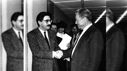 Fernández Moreda da la mano al excanciller de Alemania Occidental Willy Brandt a principios de los años ochenta