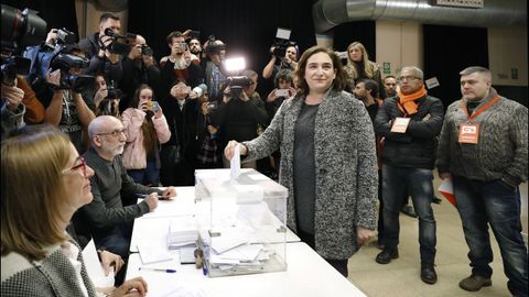 La alcaldesa de Barcelona, Ada Colau, ejerce su derecho al voto. 