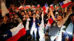 Los partidarios del no a la nueva Constitución de Chile celebran en las calles de Santiago el resultado del referendo