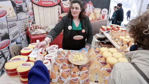 El queso de San Simn da Costa se vende troceado: en la parte inferior de la imagen se ven piezas partidas, puestas a la venta en la edicin de este ao de la feria del producto 