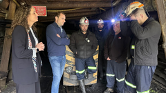 Adri�n Pumares, junto a los mineros encerrados