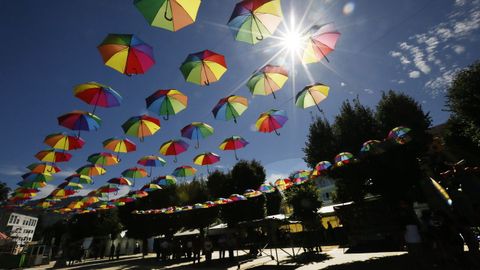 Paraguas decorativos en la alameda de Mondoñedo durante las fiestas de Os Remedios