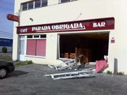 La entrada del local qued� destrozada