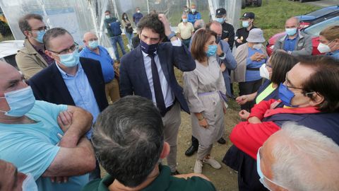 El delegado territorial, Javier Arias y la conselleira de Medio Ambiente, Ángeles Vázquez, junto a los manifestantes