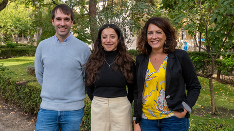 �lvaro Roy, Allegra Chatterjee y Zaida Herrador, autoras del trabajo, en las inmediaciones del Centro Nacional de Epidemiolog�a (CNE) del ISCIII.