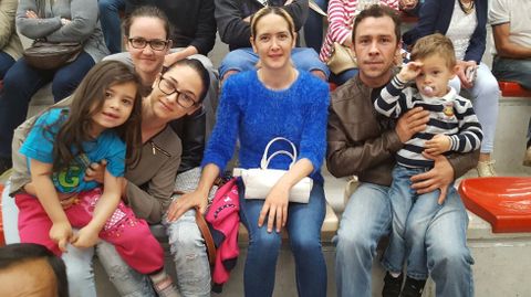 Cristina Gonzlez y su familia, durante el sorteo de las viviendas de Mieres.Cristina Gonzlez y su familia, durante el sorteo de las viviendas de Mieres