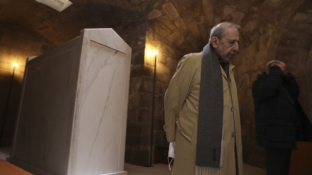 Siza juega con la luz y el contraste de mrmol y granito en su creacin de arquitectura funeraria.