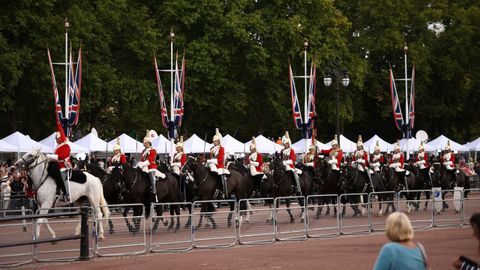 Desfile militar a caballo en el exterior de Buckingham Palace
