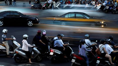 Motociclistas paran en una interseccin en Taipei, Taiwn