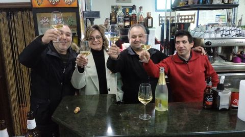 Eduardo Cid, en el centro, celebra en el Bar Chico el premio de la Bonoloto