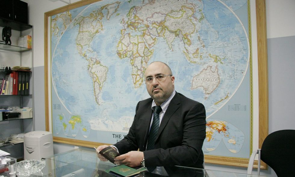 David R. Vidal en el despacho de la agencia de inteligencia Globalchase que dirige. 