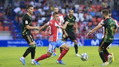 Fernando Seoane disputa un baln en el partido de ida ante la Ponferradina