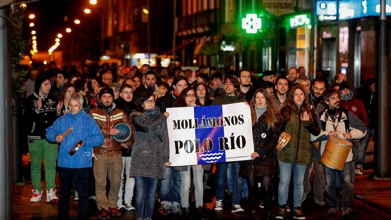 Los miembros de la Plataforma Sarriana polo R�o se ataron a los pilates de la pasarela ante un nutrido grupo de curiosos