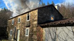 La vivienda destruida por el fuego en Tordoia