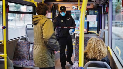 La Polica Nacional reparten mascarillas a usuarios del autobs en Ourense