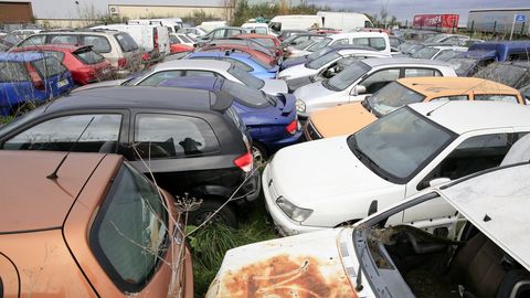 El depsito municipal de Lugo custodia alrededor de 300 coches. Un centenar saldrn a subasta para chatarra en unas semanas