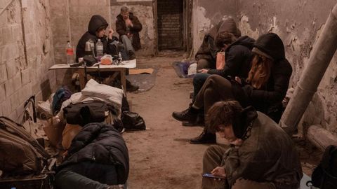 Los residentes se refugian en el stano de un edificio de apartamentos, en Kiev, Ucrania.