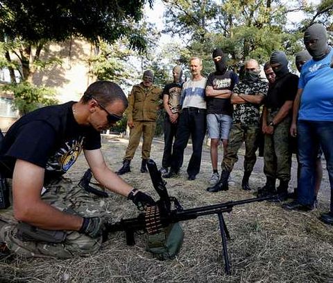 Voluntarios ucranianos reciben instrucciones sobre el manejo de armas en Maripol. 